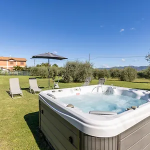 https://villa-con-jakuzzi.it-tuscanyhotel.com